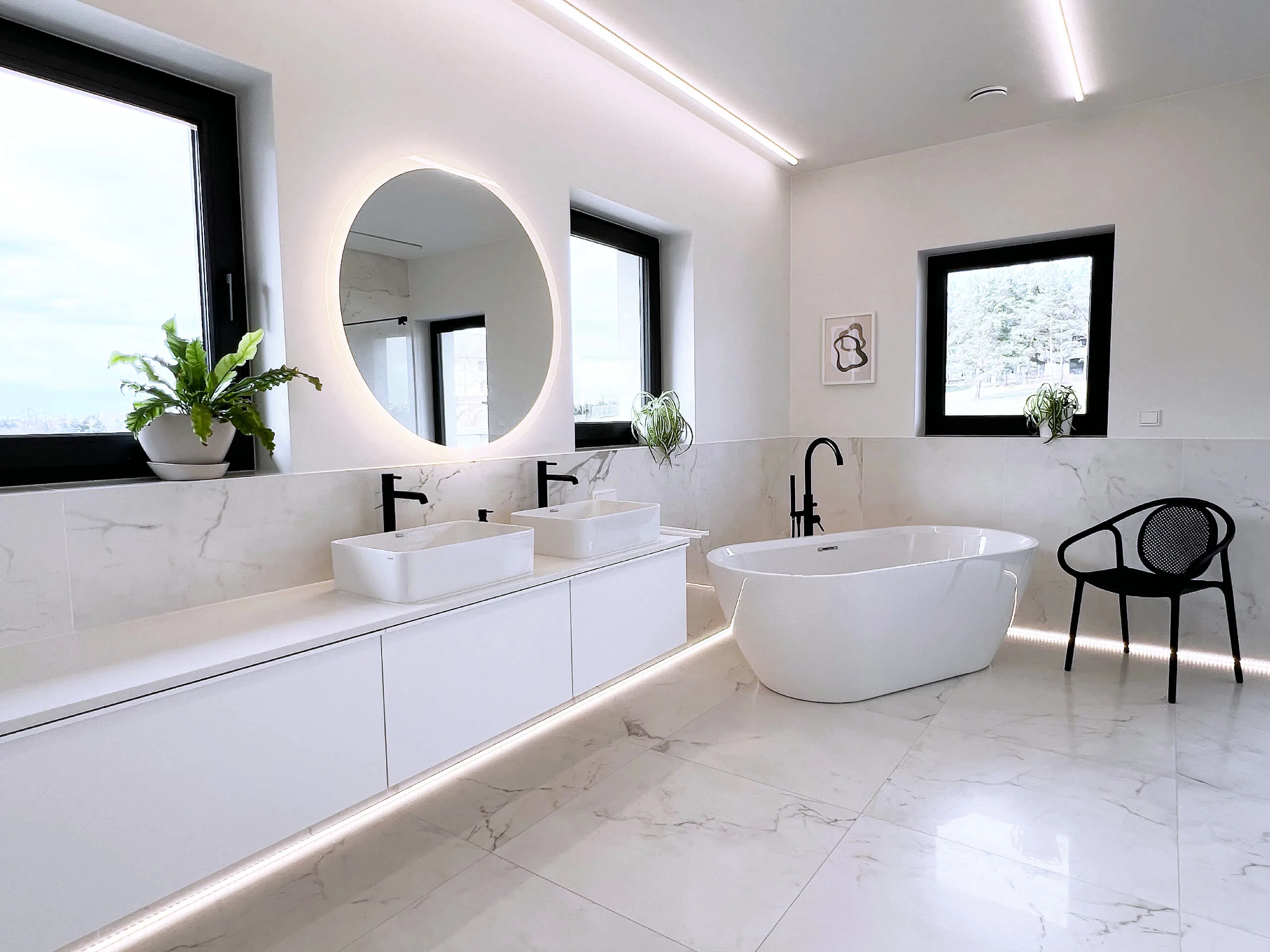 Projekt łazienki z wanną wolnostojącą i podświetlanym lustrem